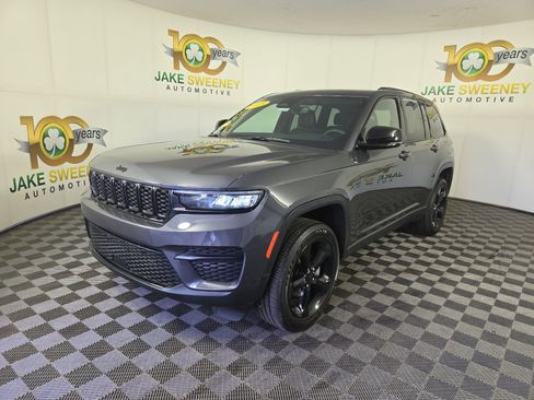 Used 2023 Jeep Grand Cherokee Altitude AWD/4WD image 3