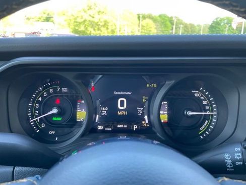 Used 2024 Jeep Wrangler Unlimited Sahara w/ Technology Group AWD/4WD image 19