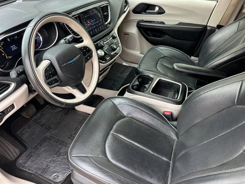 Used 2020 Chrysler Pacifica Limited w/ Advanced Safetytec Group FWD image 9