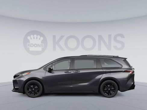 Used 2025 Toyota Sienna XLE Woodland Edition image 2