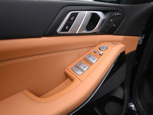 Used 2025 BMW X7 xDrive40i w/ M Sport Package image 9