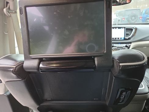 Used 2023 Chrysler Pacifica Limited w/ Uconnect Theater Family Group image 7