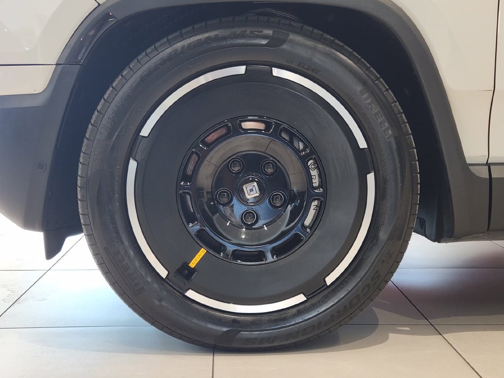 Used 2025 Rivian R1S Adventure Dual AWD/4WD image 10