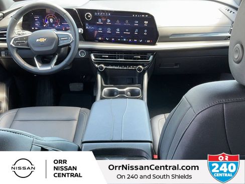Used 2025 Chevrolet Traverse LT FWD image 16