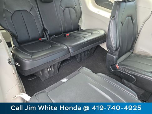 Used 2024 Chrysler Pacifica Touring-L FWD image 19