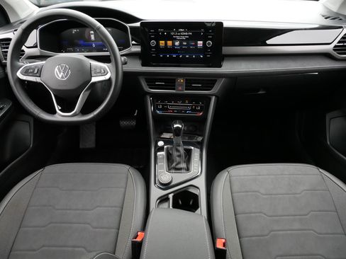 Certified 2025 Volkswagen Taos SE AWD/4WD image 10