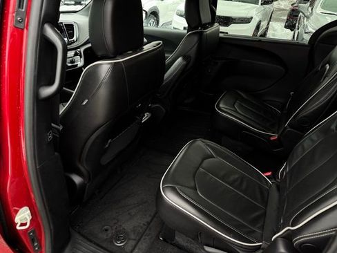 Used 2025 Chrysler Pacifica Limited image 22