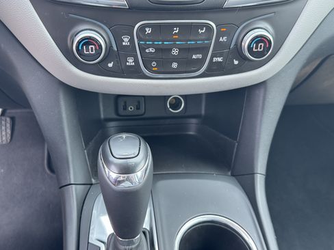 Used 2018 Chevrolet Equinox LT w/ Sun & Infotainment Package FWD image 29