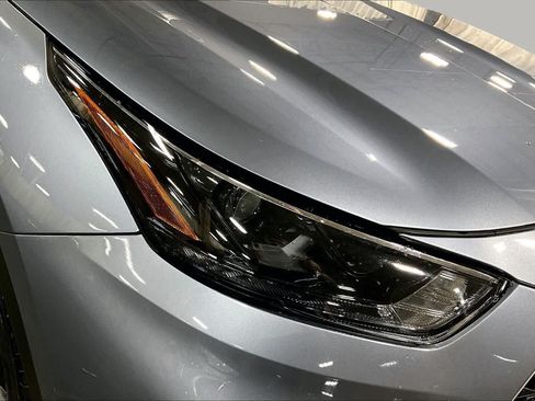 Used 2022 Toyota Highlander XLE AWD/4WD image 28