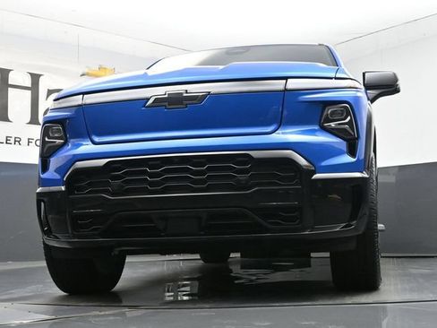 Used 2025 Chevrolet Silverado EV RST w/ LPO, Dark Package RST AWD/4WD image 4