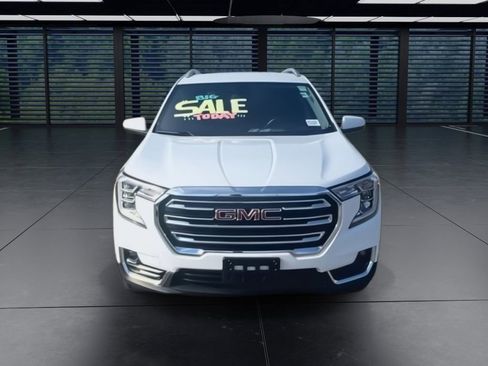 Used 2024 GMC Terrain SLT image 3