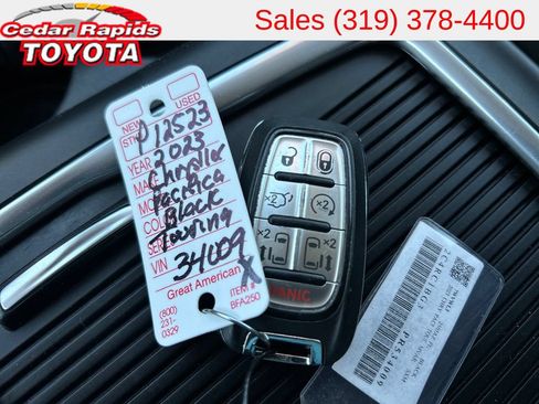 Used 2023 Chrysler Pacifica Touring-L FWD image 23
