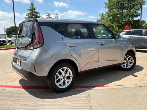 Used 2025 Kia Soul LX w/ LX Technology Package FWD image 6