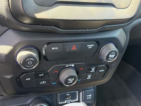 Used 2019 Jeep Renegade Latitude w/ Popular Equipment Group AWD/4WD image 17