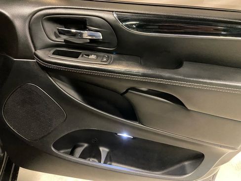 Used 2018 Dodge Grand Caravan SE image 29