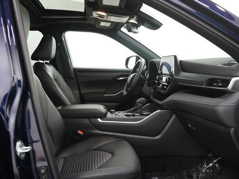 Used 2025 Toyota Highlander XSE AWD/4WD image 13