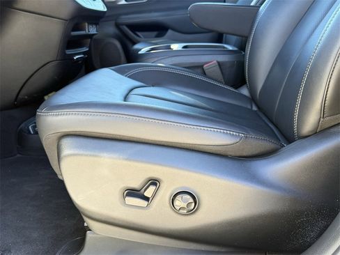 Used 2025 Chrysler Pacifica Select image 13