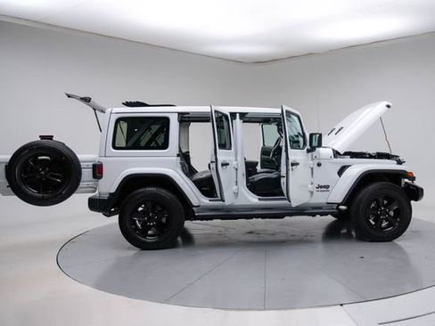 Used 2019 Jeep Wrangler Unlimited Sahara AWD/4WD image 14