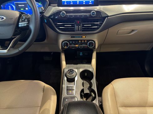 Used 2022 Ford Escape Titanium FWD image 17