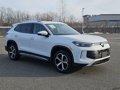 New 2026 Volkswagen Tiguan SE image 2