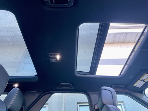 Certified 2024 Land Rover Discovery Dynamic SE image 17