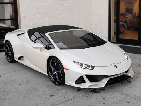 Used 2020 Lamborghini Huracan EVO image 3