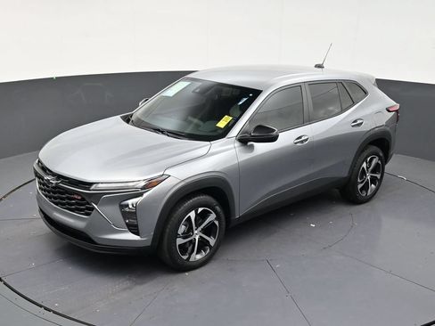 Used 2025 Chevrolet Trax RS FWD image 12