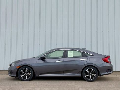 Used 2018 Honda Civic Touring image 3