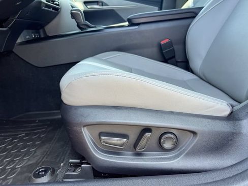 Used 2025 Toyota Camry SE FWD image 12