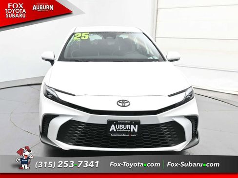 Used 2025 Toyota Camry SE w/ Convenience Package FWD image 3