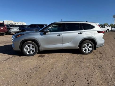 Used 2022 Toyota Highlander LE image 2