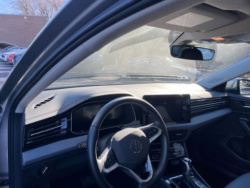 Used 2025 Volkswagen Jetta SE image 33