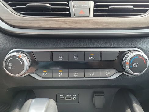 Used 2025 Nissan Altima 2.5 SV FWD image 31