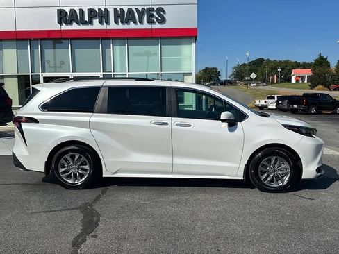 Used 2026 Toyota Sienna XLE FWD image 2