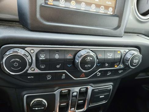Used 2018 Jeep Wrangler Unlimited Sahara w/ Safety Group AWD/4WD image 33