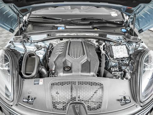 Certified 2025 Porsche Macan AWD/4WD image 12