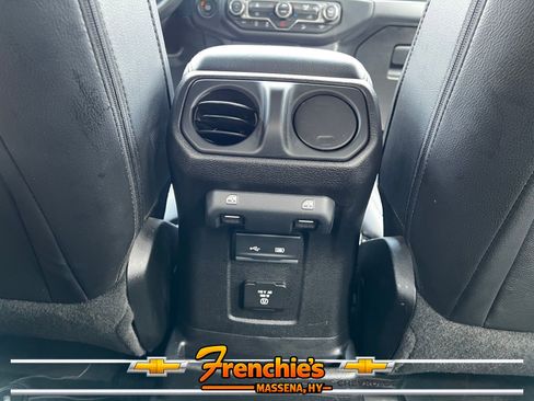 Used 2018 Jeep Wrangler Unlimited Sahara AWD/4WD image 8
