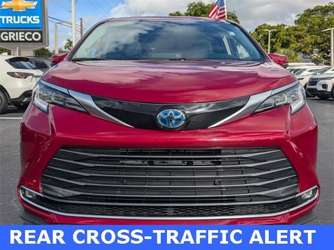 Used 2024 Toyota Sienna Limited image 2