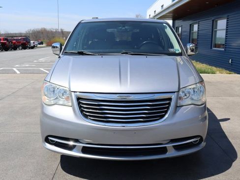 Used 2014 Chrysler Town & Country Touring-L w/ Driver Convenience Group image 4