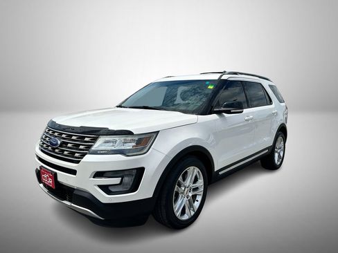 Used 2017 Ford Explorer XLT w/ Equipment Group 202A FWD image 2