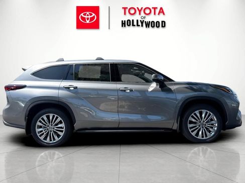 New 2026 Toyota Highlander Platinum AWD/4WD image 3