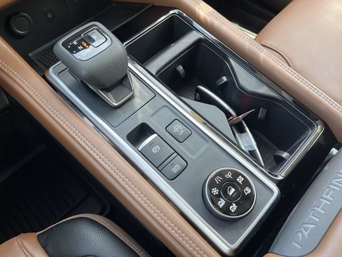 Certified 2024 Nissan Pathfinder Platinum AWD/4WD image 9