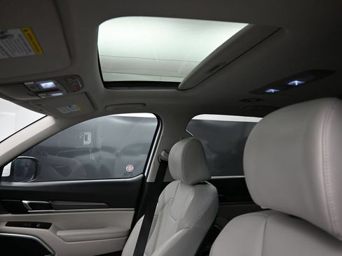 Used 2025 Kia Telluride S FWD image 4