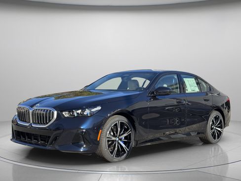 Used 2026 BMW 530i w/ M Sport Package RWD image 2