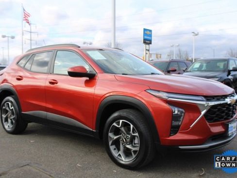 Used 2024 Chevrolet Trax LT w/ LT Convenience Package image 1