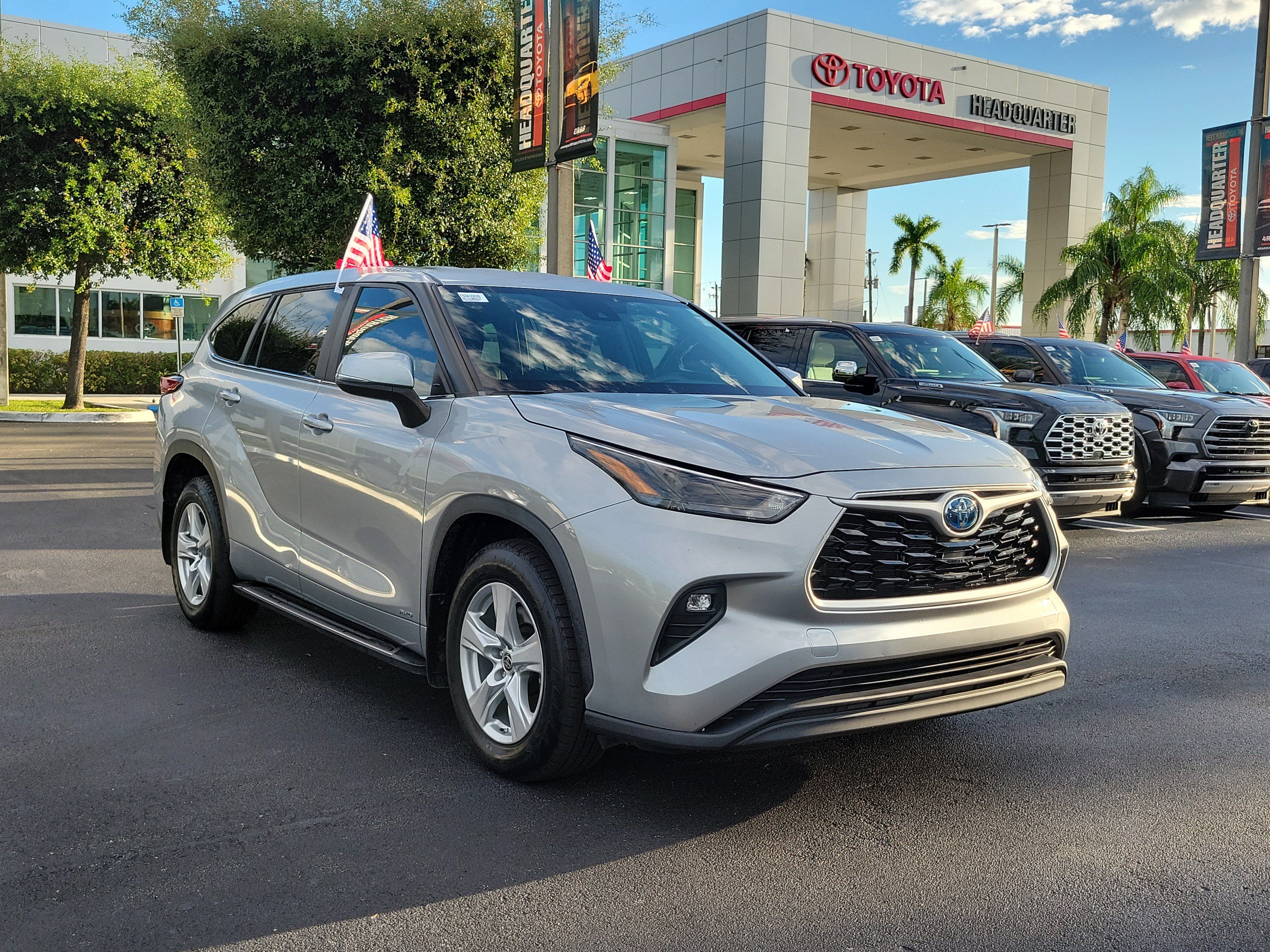 Used 2023 Toyota Highlander LE AWD/4WD image 2