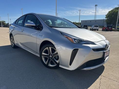 Used 2019 Toyota Prius XLE FWD image 2