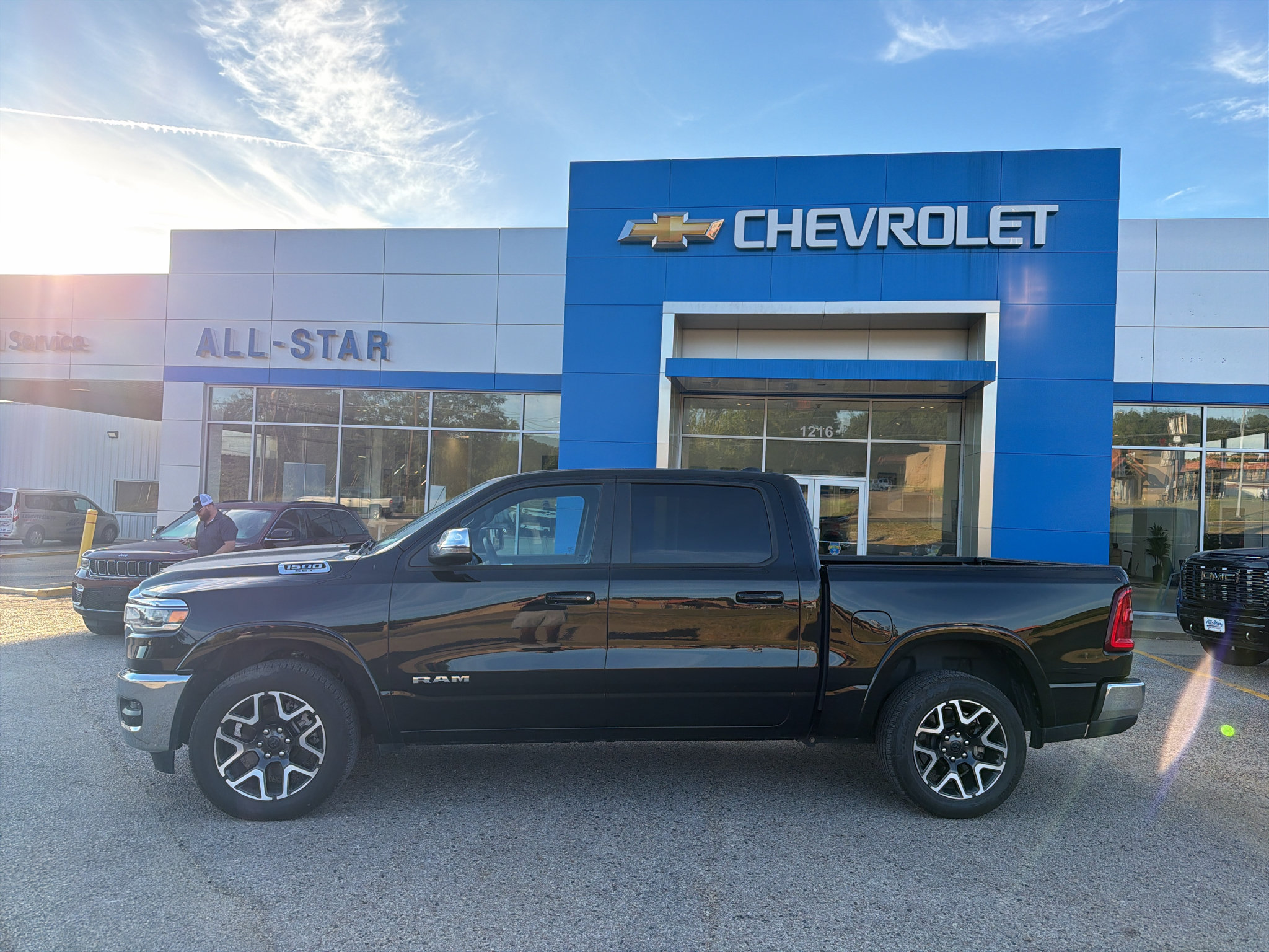 Used 2025 RAM 1500 Laramie AWD/4WD image 3