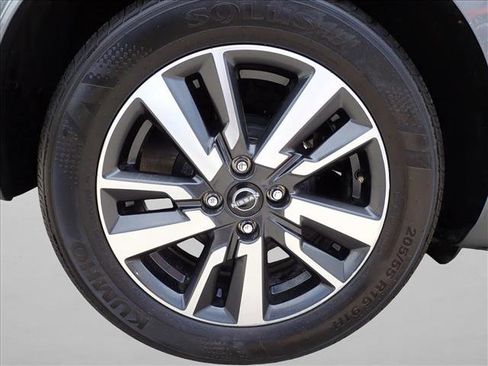 Used 2025 Nissan Versa SV FWD image 7