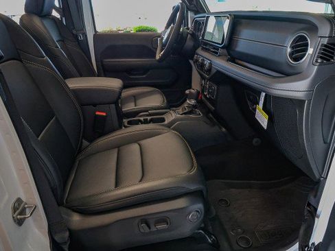 Used 2025 Jeep Wrangler Sahara image 35